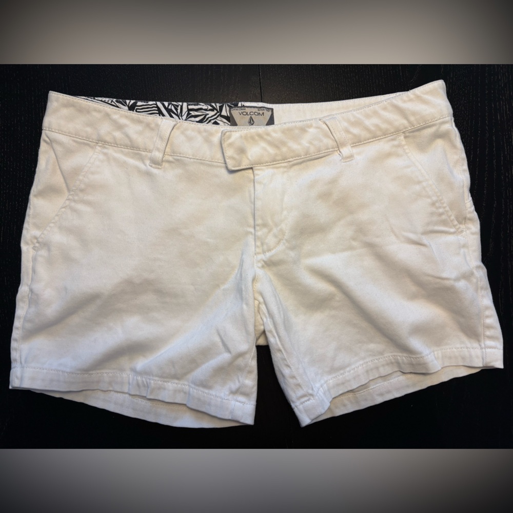 VOLCOM low rise white shorts